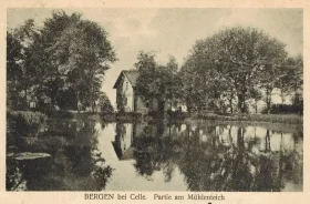 4 Menschen neben einer Wassermühle und rechts Teich mit 2 Schwänen